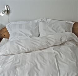 Dobbelt satin strib. sengesæt str. 200x200/2x60c63 cm.